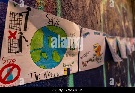 Detailansicht der Welt Plakate und Slogans in Genua, Italien Stockfoto