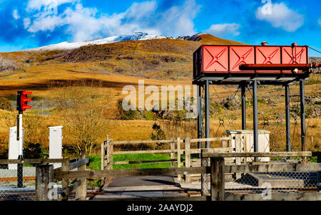 Mount Snowdon, betrachtet aus Rhyd-Ddu, in der Nähe Beddgelert, Gwynedd, Wales. Bild im November 2019 getroffen. Von Welsh Highland Railway gesehen. Stockfoto