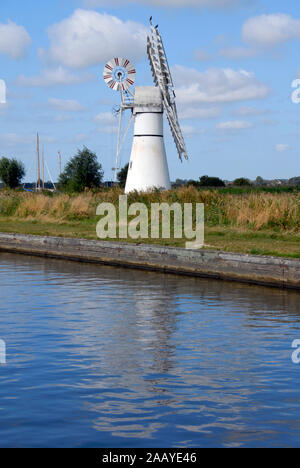 Thurne Mühle, Norfolk Broads, England, mit Reflexion in der thurne Deich Stockfoto