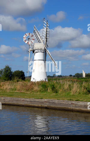 Thurne Mühle, Norfolk Broads, England, mit Reflexion in der thurne Deich Stockfoto