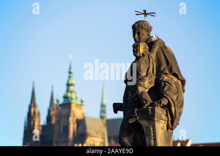 Die Prager Burg und die Statue von Antonius von Padua auf der Karlsbrücke in Prag Stockfoto