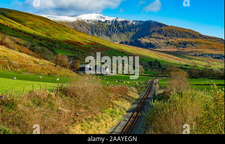 Mount Snowdon, betrachtet aus Rhyd-Ddu, in der Nähe Beddgelert, Gwynedd, Wales. Bild im November 2019 getroffen. Von Welsh Highland Railway gesehen. Stockfoto