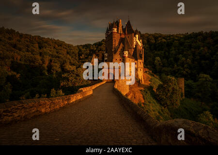 Burg Eltz und Stone Bridge im Abendlicht, Deutschland Stockfoto