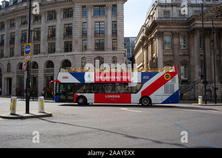 Die 'Original Tour London Open Top Bus mit Union Jack Farben im Bankenviertel von London an einem sonnigen Tag. Stockfoto