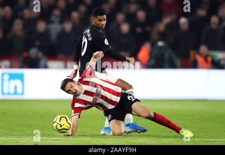 Von Sheffield United CHRIS Basham (links) und von Manchester United Marcus Rashford Kampf um den Ball während der Premier League Match an der Bramall Lane, Sheffield. Stockfoto