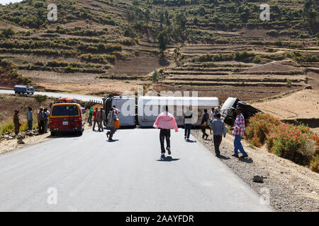 Addis Abeba, Äthiopien, 15. Januar 2015: Unfall auf einer Landstraße mit einem Diesel tanker Lkw in einer Kurve umgekippt Stockfoto