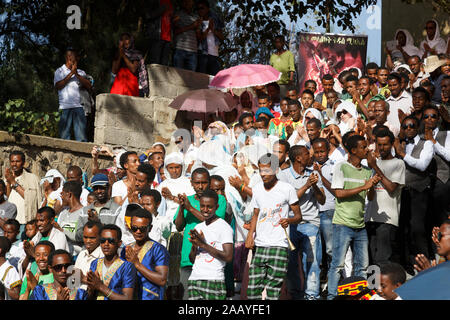 Gonder, Äthiopien, 18. Februar 2015: Einheimische feiern die Timkat Festival auf eine Treppe, die wichtige Äthiopische Orthodoxe Feier der Erscheinung des Herrn Stockfoto