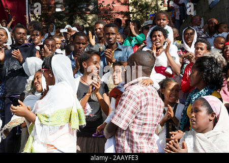 Gonder, Äthiopien, 18. Februar 2015: Einheimische feiern die Timkat Festival auf eine Treppe, die wichtige Äthiopische Orthodoxe Feier der Erscheinung des Herrn Stockfoto