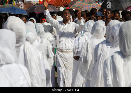 Gonder, Äthiopien, 18. Februar 2015: Die Menschen in der traditionellen Kleidung feiern die Timkat Festival, dem wichtigsten Äthiopischen Orthodoxen Feier o Stockfoto