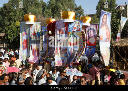 Gonder, Äthiopien, 18. Februar 2015: Einheimische, die sich an der Prozession am Timkat Festival, dem wichtigsten Äthiopischen Orthodoxen Feier von Epiphan Stockfoto
