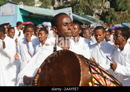 Gonder, Äthiopien, 18. Februar 2015: Die Menschen in der traditionellen Kleidung feiern die Timkat Festival, dem wichtigsten Äthiopischen Orthodoxen Feier o Stockfoto