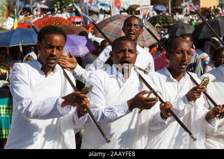 Gonder, Äthiopien, 18. Februar 2015: Männer in traditionellen Trachten mit pilgrim Stange gekleidet feiern die Timkat Festival, dem wichtigsten Äthiopischen Orthodoxen Stockfoto