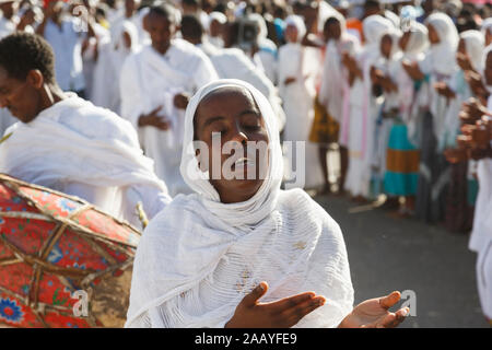 Gonder, Äthiopien, 18. Februar 2015: Die Menschen in der traditionellen Kleidung feiern die Timkat Festival, dem wichtigsten Äthiopischen Orthodoxen Feier o Stockfoto