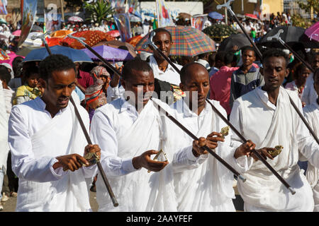 Gonder, Äthiopien, 18. Februar 2015: Männer in traditionellen Trachten mit pilgrim Stange gekleidet feiern die Timkat Festival, dem wichtigsten Äthiopischen Orthodoxen Stockfoto