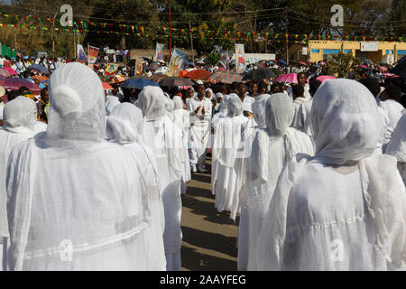 Gonder, Äthiopien, 18. Februar 2015: Die Menschen in der traditionellen Kleidung feiern die Timkat Festival, dem wichtigsten Äthiopischen Orthodoxen Feier o Stockfoto