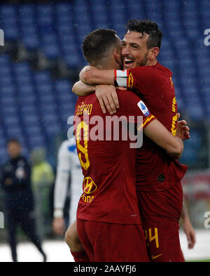 Rom, Italien, 24. November 2019. Romas Edin Dzeko, Links, feiert mit seinem Teamkollegen Alessandro Florenzi nach zählen während der Serie ein Fußballspiel zwischen Roma und Brescia im Olympiastadion. Roma gewann 3-0. Kredit Riccardo De Luca - UPDATE BILDER/Alamy leben Nachrichten Stockfoto