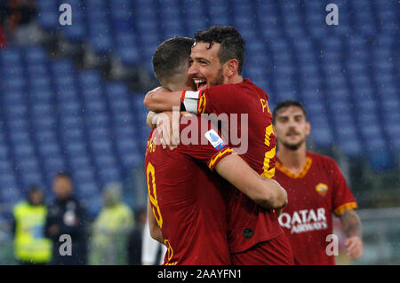 Rom, Italien, 24. November 2019. Romas Edin Dzeko, Links, feiert mit seinem Teamkollegen Alessandro Florenzi nach zählen während der Serie ein Fußballspiel zwischen Roma und Brescia im Olympiastadion. Roma gewann 3-0. Kredit Riccardo De Luca - UPDATE BILDER/Alamy leben Nachrichten Stockfoto