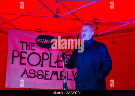 Carmarthen, Großbritannien. 24. November 2019. Mark Serwotka, Generalsekretär der öffentlichen und kommerziellen Dienstleistungen Union und Präsident der Trades Union Congress (TUC) spricht von der Labour Party, Rallye in Carmarthen. Credit: gruffydd Ll. Thomas/Alamy leben Nachrichten Stockfoto