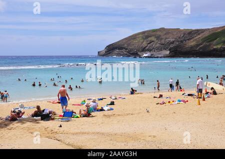 Hanauma Bay, Honolulu, Oahu/Hawaii, 9. Juni 2011: Touristen Schnorcheln und Sonnenbaden am Korallenriff der Hanauma Bay, ein ehemaliger Vulkankrater, jetzt Stockfoto