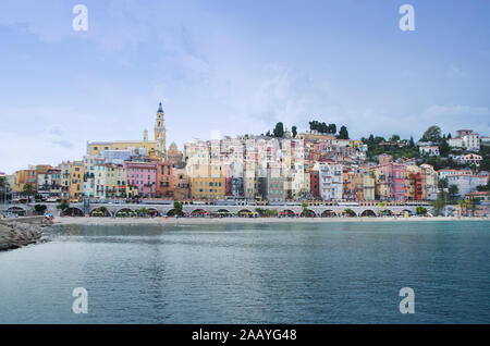 Bunte Häuser in der Altstadt von Menton, Côte d'Azur, Frankreich Stockfoto