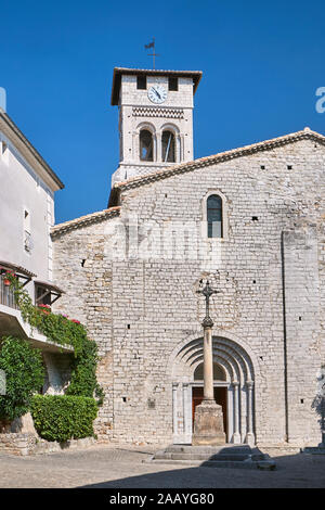 Die mittelalterliche steinerne Kirche Saint-Pierre-aux-Liens von Ruoms Stockfoto