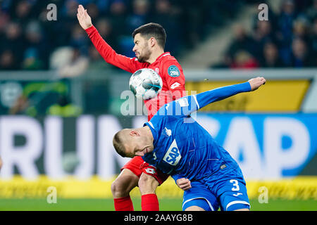 Sinsheim, Deutschland. 24 Nov, 2019. Fussball: Bundesliga, TSG 1899 Hoffenheim - FSV Mainz 05, 12. Spieltag in der PreZero Arena. Aaron Martin (Zurück) von Mainz und Hoffenheim Pavel Kaderabek kämpfen um den Ball. Foto: Uwe Anspach/dpa - WICHTIGER HINWEIS: In Übereinstimmung mit den Anforderungen der DFL Deutsche Fußball Liga oder der DFB Deutscher Fußball-Bund ist es untersagt, zu verwenden oder verwendet Fotos im Stadion und/oder das Spiel in Form von Bildern und/oder Videos - wie Foto Sequenzen getroffen haben./dpa/Alamy leben Nachrichten Stockfoto