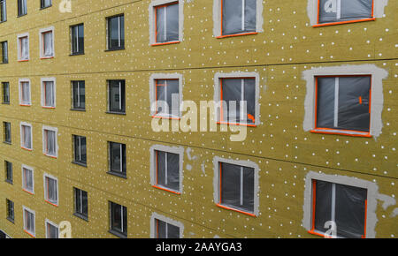 Bau neuer modular aufgebaut Moxy Hotel in Southampton, Prozess der Isolierung Schritt vor Verkleidung oder Abdeckung der äußeren Haut. Stockfoto