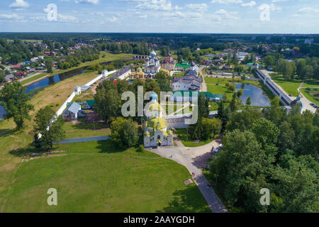 Ansicht der tichwin Mariens Kloster auf einem sonnigen Juli Tag (Luftaufnahmen). Russland Stockfoto