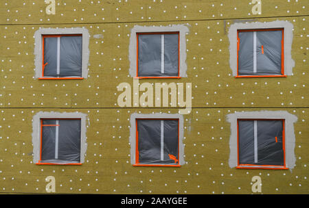 Bau neuer modular aufgebaut Moxy Hotel in Southampton, Prozess der Isolierung Schritt vor Verkleidung oder Abdeckung der äußeren Haut. Stockfoto