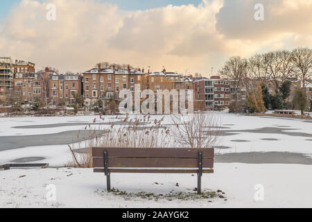 Typisch britischen roten Backsteinhäuser Ansicht vor dem zugefrorenen See an einem Wintermorgen in Hampstead. Stockfoto