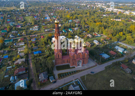 Kirche der Auferstehung Christi (Rote Kirche) an einem sonnigen Tag im September (Luftaufnahmen). Vichuga, Ivanovo Region. Russland Stockfoto