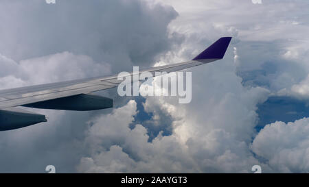 Luftaufnahme vom absteigenden Flugzeug Stockfoto