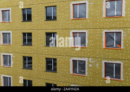 Bau neuer modular aufgebaut Moxy Hotel in Southampton, Prozess der Isolierung Schritt vor Verkleidung oder Abdeckung der äußeren Haut. Stockfoto