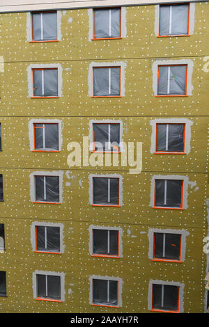 Bau neuer modular aufgebaut Moxy Hotel in Southampton, Prozess der Isolierung Schritt vor Verkleidung oder Abdeckung der äußeren Haut. Stockfoto