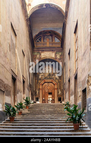 Wolking auf die Gasse des historischen Zentrums von Neapel Chiostro ciesa di San Gregorio Armeno Stockfoto