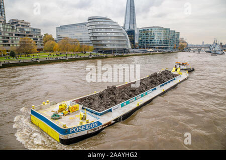 Tideway Schiff auf der Themse die Abfälle aus der Kanalisation Projekt aus London, vor der City Hall in London, England Stockfoto