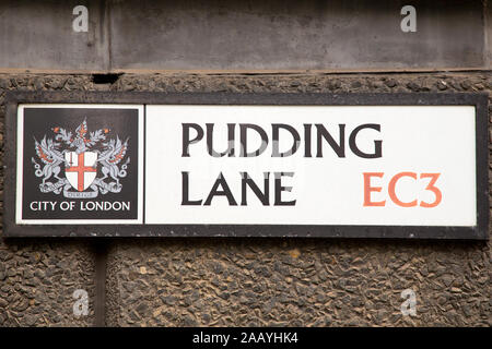 Pudding Lane Road Sign, die Website der große Brand von London und der Denkmal Turm, London, England Stockfoto