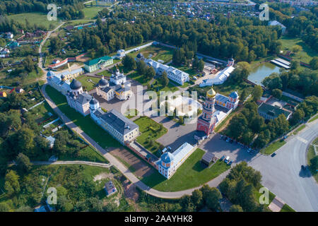 Altes Kloster Himmelfahrt David Wüsten an einem sonnigen Tag im August (Luftaufnahmen). Region Moskau, Russland Stockfoto