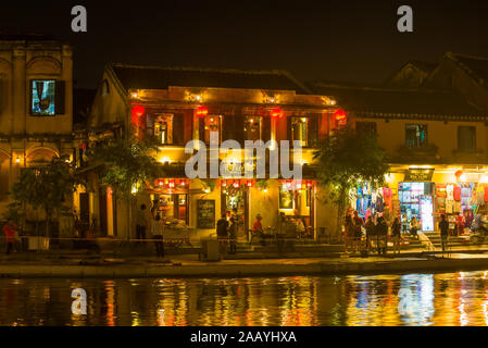 Am Abend auf dem Damm der alten Stadt. Hoi An, Vietnam Stockfoto