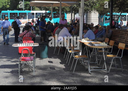 Schach spielen AUF DER PLAZA DE ARMAS, SANTIAGO, CHILE. Stockfoto