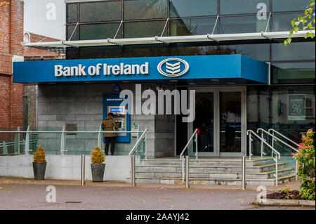 Frau Geld Abheben aus Geldautomaten außerhalb der Bank von Irland Niederlassung in Killarney, County Kerry, Irland. Stockfoto