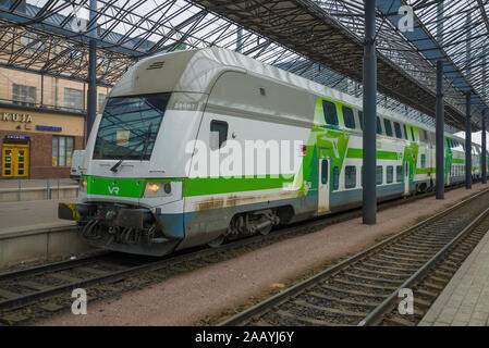 HELSINKI, Finnland - 11. JUNI 2017: Moderne Doppeldecker Personenzug auf der Plattform der Hauptbahnhof von Helsinki Stockfoto