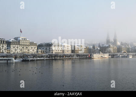 Luzern, Schweiz, 4. Februar 2019: Vierwaldstättersee mit Pier und Kirche St. Leodegar auf eine mystische Wintermorgen in Luzern Stockfoto