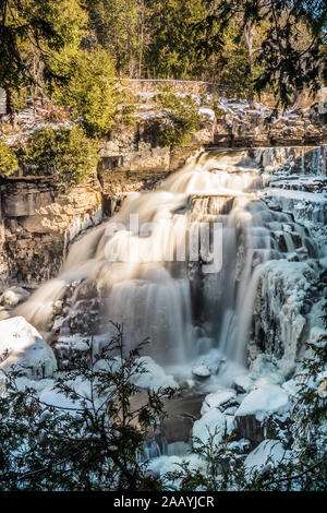 Inglis Falls Conservation Area Niagara Escarpment Bruce Peninsula Owen Sound Ontario Kanada im Winter Stockfoto