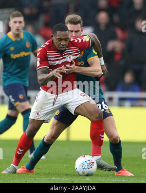 Middlesbrough, UK. 24. November 2019. Middlesbrough ist Britt Assombalonga Schlachten mit Hull City Callum Elder während der Sky Bet Championship Match zwischen Middlesbrough und Hull City im Riverside Stadium, Middlesbrough am Sonntag, den 24. November 2019. Stockfoto