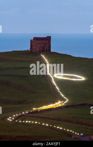 Abbotsbury, Dorset, Großbritannien. November 2019. Chapel Hill in Abbotsbury in Dorset, beleuchtet von Hunderten von Kerzen, die zur St. Catherine's Chapel auf dem Hügel führen, wo das jährliche Candles on the Hill Event stattfinden wird. Bild: Graham Hunt/Alamy Live News Stockfoto