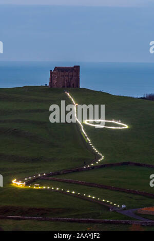 Abbotsbury, Dorset, Großbritannien. November 2019. Chapel Hill in Abbotsbury in Dorset, beleuchtet von Hunderten von Kerzen, die zur St. Catherine's Chapel auf dem Hügel führen, wo das jährliche Candles on the Hill Event stattfinden wird. Bild: Graham Hunt/Alamy Live News Stockfoto