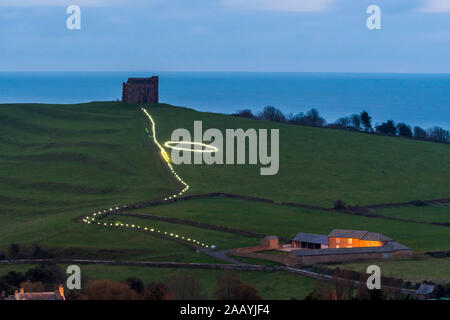 Abbotsbury, Dorset, Großbritannien. November 2019. Chapel Hill in Abbotsbury in Dorset, beleuchtet von Hunderten von Kerzen, die zur St. Catherine's Chapel auf dem Hügel führen, wo das jährliche Candles on the Hill Event stattfinden wird. Bild: Graham Hunt/Alamy Live News Stockfoto