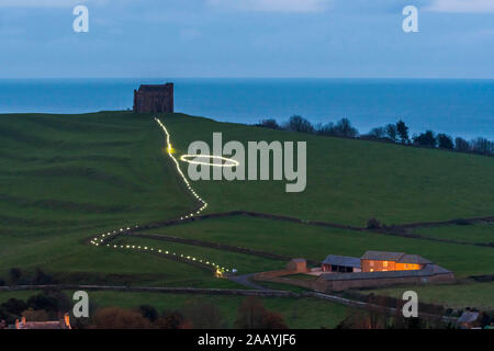 Abbotsbury, Dorset, Großbritannien. November 2019. Chapel Hill in Abbotsbury in Dorset, beleuchtet von Hunderten von Kerzen, die zur St. Catherine's Chapel auf dem Hügel führen, wo das jährliche Candles on the Hill Event stattfinden wird. Bild: Graham Hunt/Alamy Live News Stockfoto