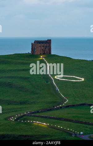 Abbotsbury, Dorset, Großbritannien. November 2019. Chapel Hill in Abbotsbury in Dorset, beleuchtet von Hunderten von Kerzen, die zur St. Catherine's Chapel auf dem Hügel führen, wo das jährliche Candles on the Hill Event stattfinden wird. Bild: Graham Hunt/Alamy Live News Stockfoto